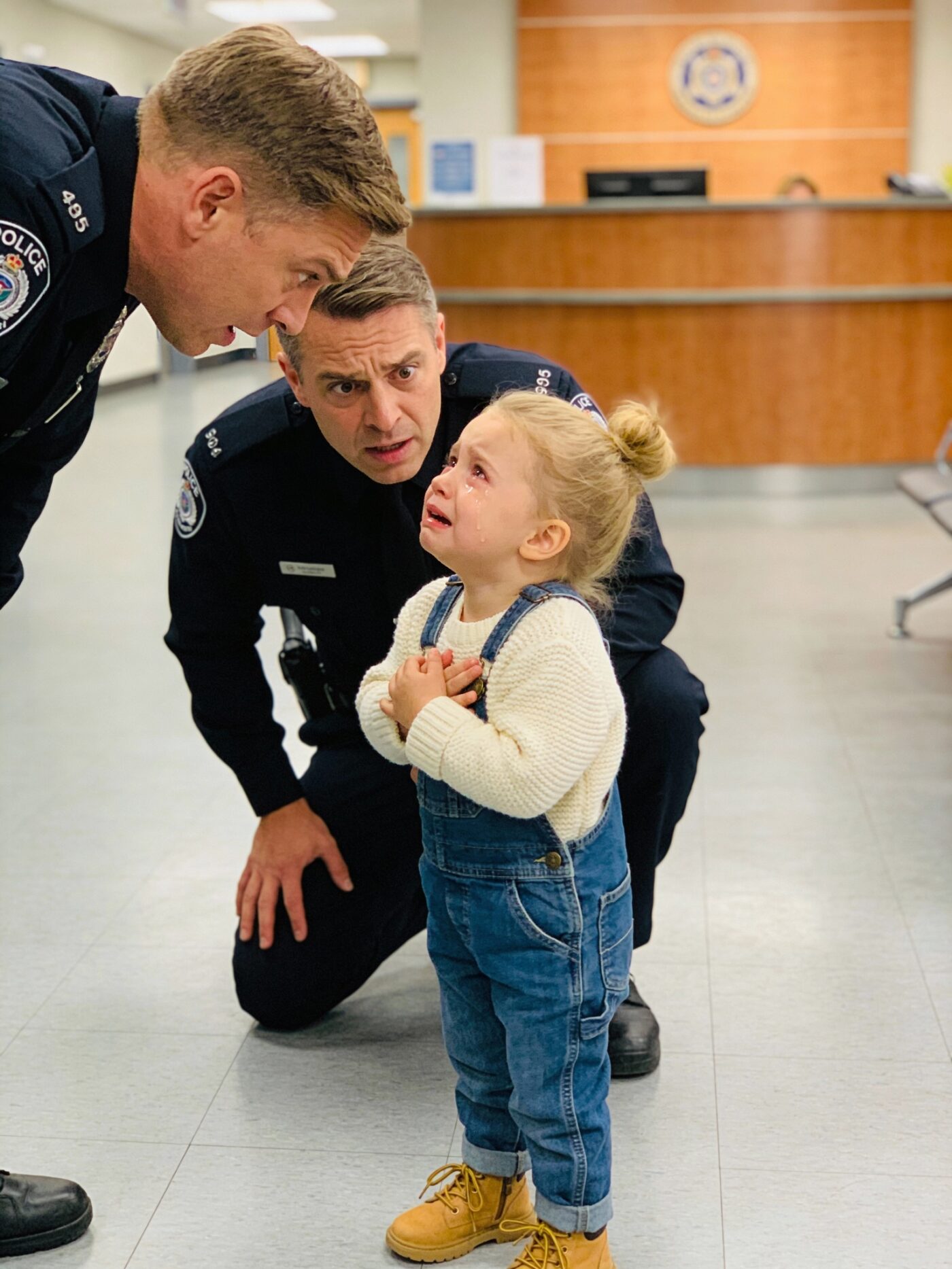 A little girl went to a police station to confess a serious crime, but what she said left the officer completely shocked.