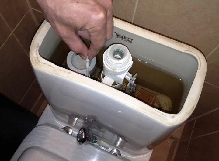 The Plumber’s Trick So You Don’t Lose So Much Water in the Toilet