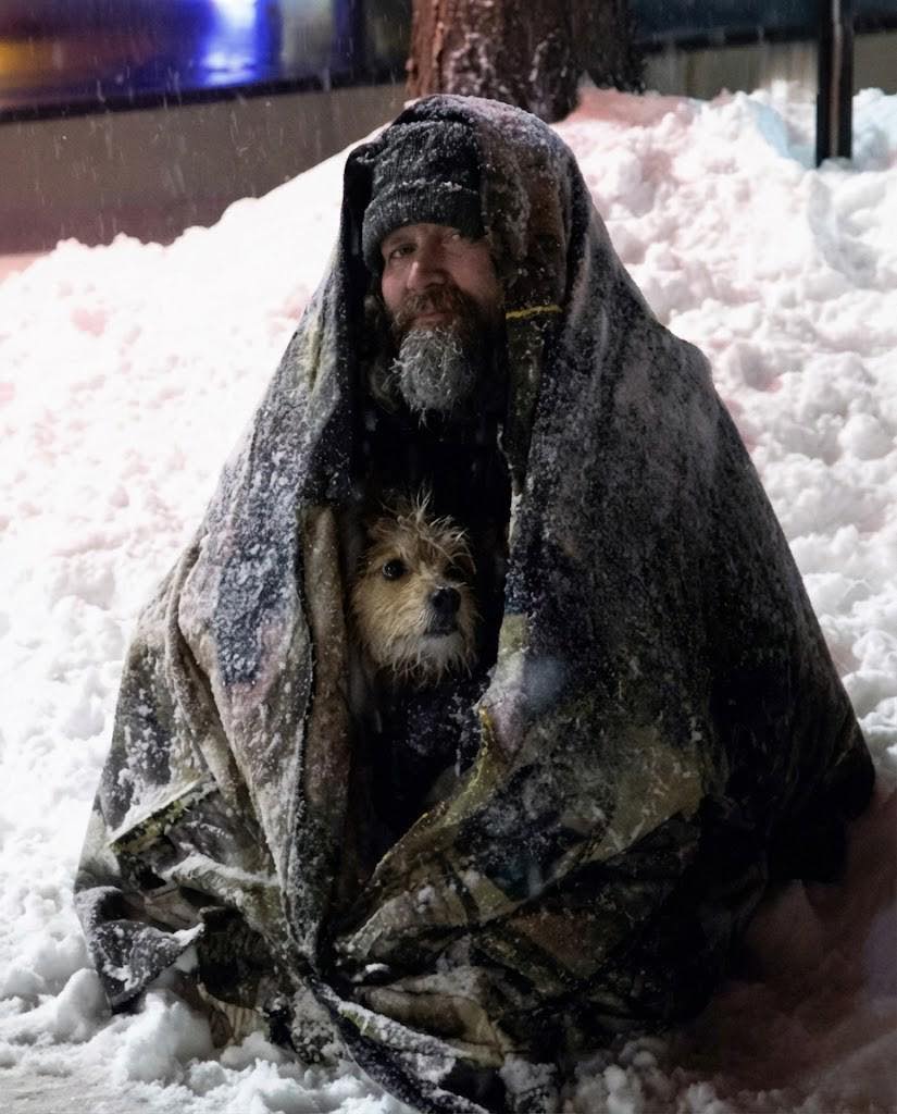 She Bought a Stranger a Meal on a Cold Night – The Note He Left Her Changed Everything She Thought She Knew